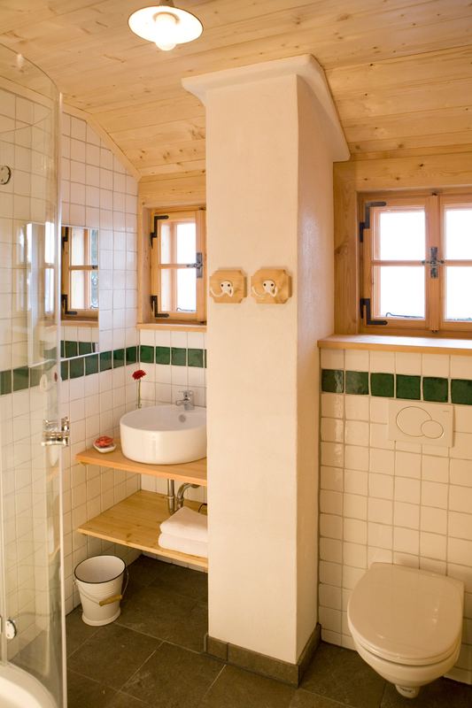 Badezimmer mit Dusche, Waschbecken und WC