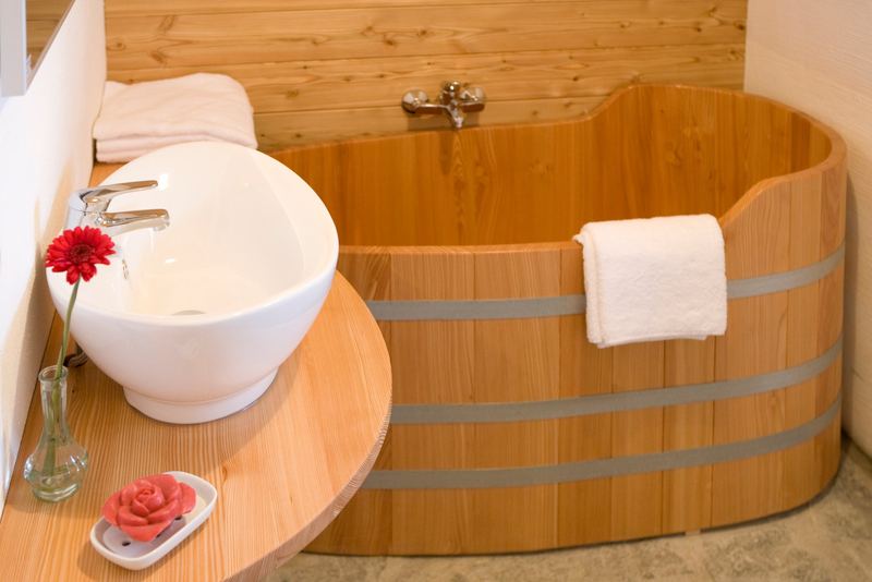 Badewanne aus Holz mit Aufsatzwaschbecken