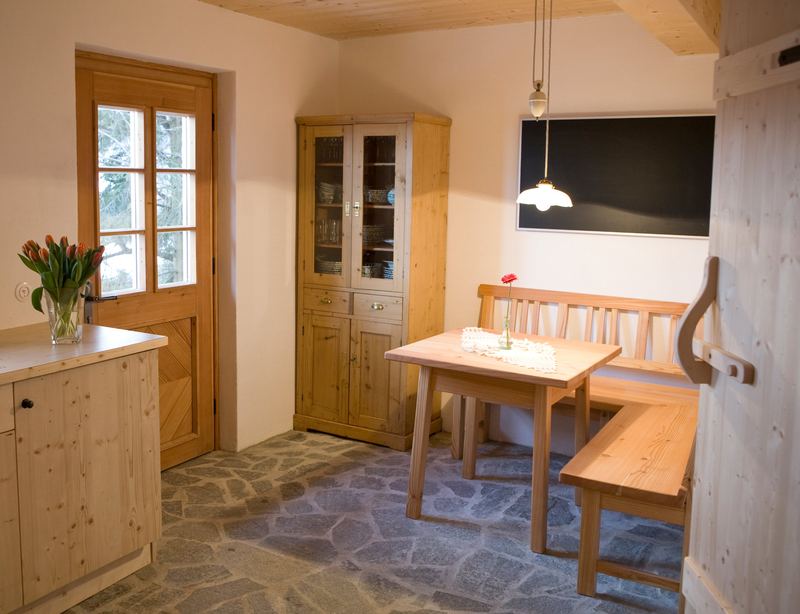 Essecke mit Holzbank und Tisch in der Küche