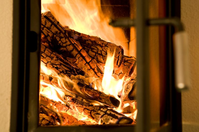 Brennendes Holz im Kachelofen