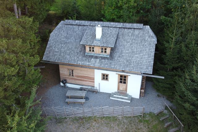 Nesterl 2 von oben, mit Schindeldach, Terrasse, Sitzgruppe und Holzzaun