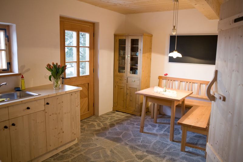 Küche mit Steinboden, Kredenz und Essplatz